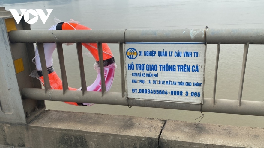 Nhiều phao cứu sinh được lắp đặt trên các cây cầu qua sông Hồng đã bị lấy cắp